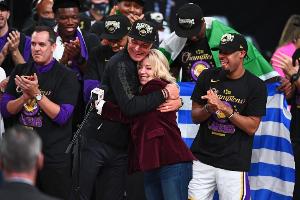 名记：湖人迅速完成交易 彰显球队品牌强大底蕴