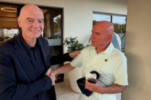 被记者问是否辜负FIFA信任？因凡蒂诺：咱们理发店见