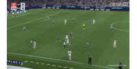 差点冲突！卡拉特拉瓦故意踢了维尼修斯一下，后者不满将其推开