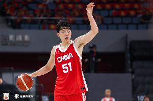 媒体人：杨瀚森在场上优势明显 下半场可以让他多打打