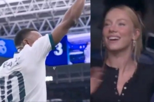 热恋中！姆巴佩进球向看台的女友飞吻，后者喜笑颜开难掩幸福
