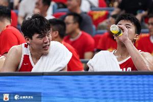 媒体人：杨瀚森是中国男篮的战术核心 他的性格也适合成为主心骨