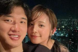渡边雄太妻子带娃观战世预赛晒照：第一次看篮球比赛