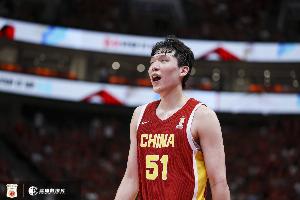 杨瀚森谈与黎巴嫩归化中锋交流内容：他问我能不能赛后换球衣？