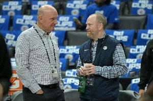 记者：一年来在我交谈过的NBA人士中 没有人相信联盟会下手如此重