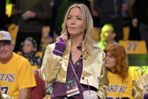 美记：珍妮·巴斯预计代表湖人出席NBA理事会 鲍尔默不会出席