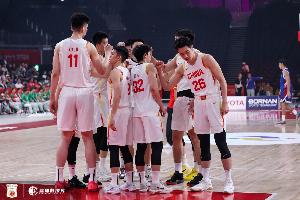 解说：中国和日本都是防守反击球队 咱们细节犯错太多