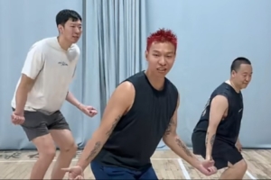 许涛与周琦共创趣味视频：带中国第一中锋学习一下闪身步
