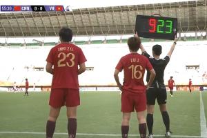 大中锋来了！比赛第56分钟，邵子钦替补登场换下乌日古木拉