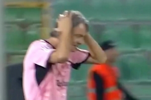 53岁因扎吉传奇赛空门机会射偏，双手抱头难以置信