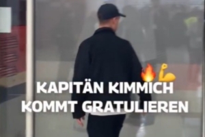 心系球队！德国队长基米希现场观战，并在赛后进入更衣室祝贺队友