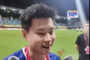 赵心童现身粤超深圳主场为深圳vs广州开球，并为深圳队加油打气