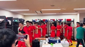 接着奏乐接着舞！U23国足亚运夺铜 赛后更衣室集体跳舞庆祝！