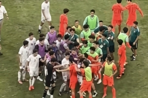 拜合拉木冲突时拉开要罚点的队友，赢球后朝对手“滑翔”庆祝