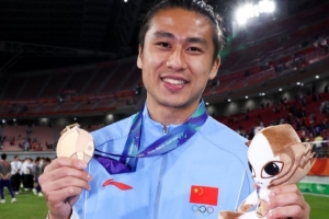 笑容满面！张玉宁社媒晒照：难忘的旅程，我们带着牌回来了！