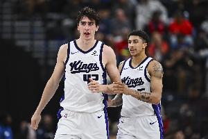 二年级更稳了！克利福德&雷诺替补合砍35分17篮板