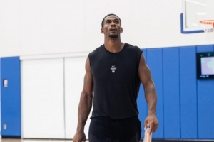 达成续约后归队训练！活塞官方晒杜伦训练视频：打磨进攻技术！