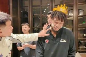 今天满30岁！山东男篮晒全队为祝铭震庆祝生日视频