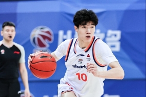 进步明显！偰李永炜16中10砍全队最高26分 三分7中4