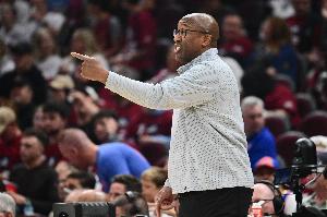 迈克·布朗：球员需放松身心蓄满能量 上赛季的休赛期很短暂