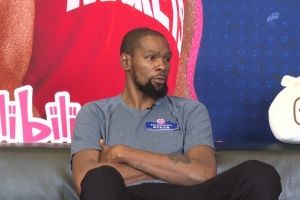 你上小号怼黑粉吗？KD：网上有很多错误言论和阴谋论 Who Knows？