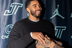 塔图姆携手Jordan Brand在波士顿举办活动 庆祝Tatum 5新配色发布