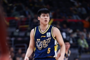 外线没谱！陈家政10投仅2中拿9分4板 三分8中1