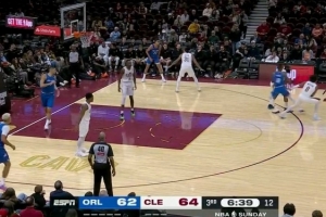 越打越自信！小理查德森强突高难度抛投再中 魔术14-0追平比分！