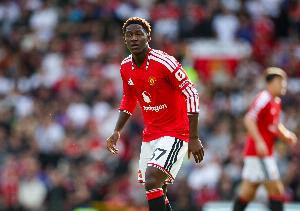 记者：梅努和卢克·肖缺席训练，是否随队出征将在稍后决定