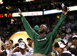 考辛斯：我NBA第一场比赛跳球前就被加内特给了一肘子
