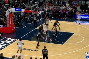 NBA最不缺天赋！状元迪班萨慢三步上篮 夏普遮天血帽直接扇飞