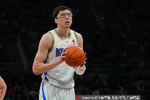 打得不够硬啊！周琦半场8中2低效拿到6分7板2帽 4前场板