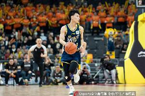 掌控全局！徐杰半场7投4中&三分5中3 拿下13分1板3助1断&正负值+8