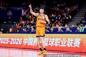 内外开花！张镇麟半场11中5拿全队最高15分 三分8中3