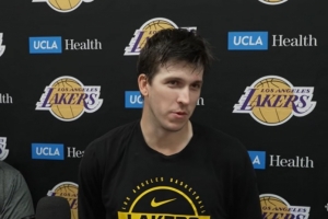 里夫斯回忆湖人首秀：太久远了 感觉我好像已经在这里待了20年