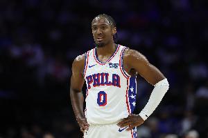 张佳玮：球场上有三个前FMVP、两个前MVP 但上半场最佳是马克西